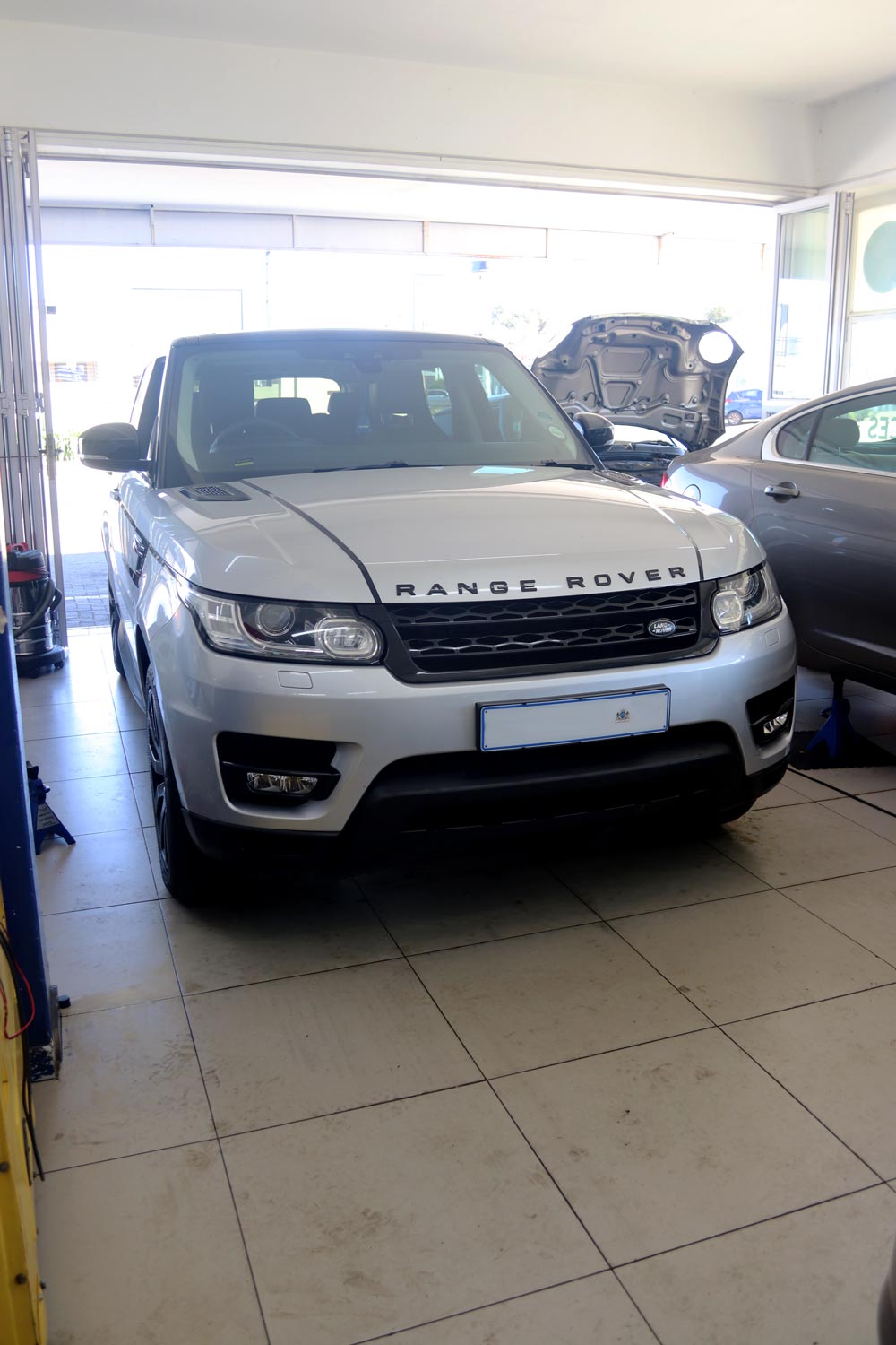 Range Rover Sport in the DAD'S Auto service bay